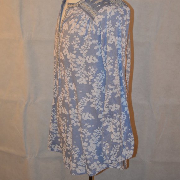 New LUCKY BRAND Top Floral Split Neck sz 1X Blue - Picture 2 of 8
